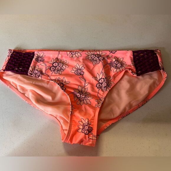 Time and Tru bikini bottoms - Picture 4 of 7